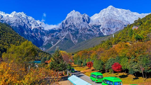 云南丽江：初冬雪山美如画