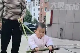 奶奶砍竹子为宝宝自制学步神器 妈妈：宝宝非常喜欢，不愿意离开图片