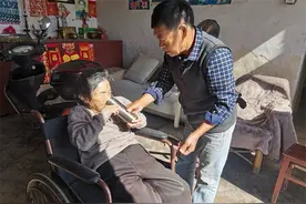 亲情如山  弟弟悉心照料残疾姐姐26年图片