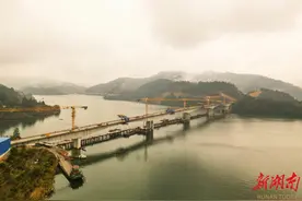 安化狮子山大桥顺利合龙图片