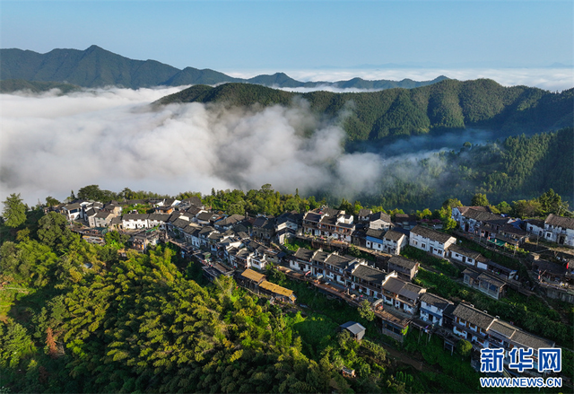 安徽黄山：云上村落画秋意