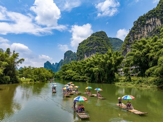 广西阳朔：盛夏泛舟赏景