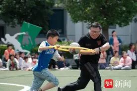 赶小猪、旱地龙舟、亲子棒夹球......苏州市湄长小学这场亲子运动会“嗨翻天”图片