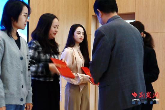 鄂州市主题网络评论颁奖仪式上，这个共建实践基地正式揭牌