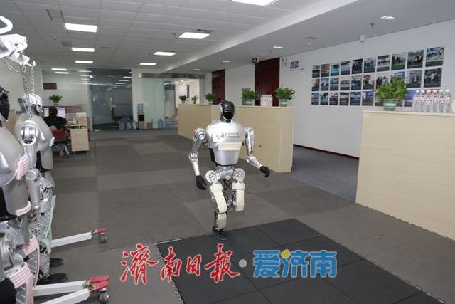 产业链上的山东好品牌丨办公室新“同事”：会散步的机器人来了