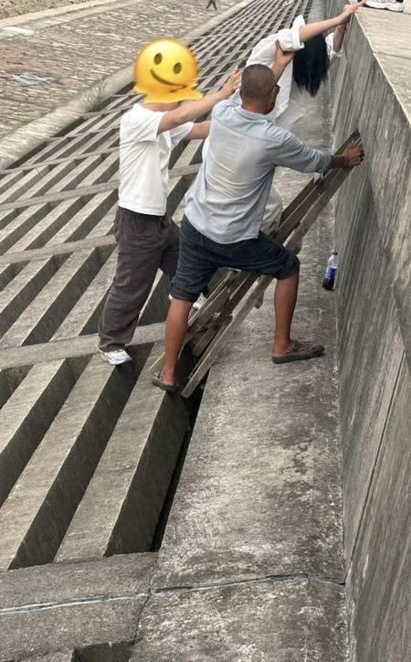 5元就可翻越禁区打卡网红景点？上海丁坝兴起“梯子生意”