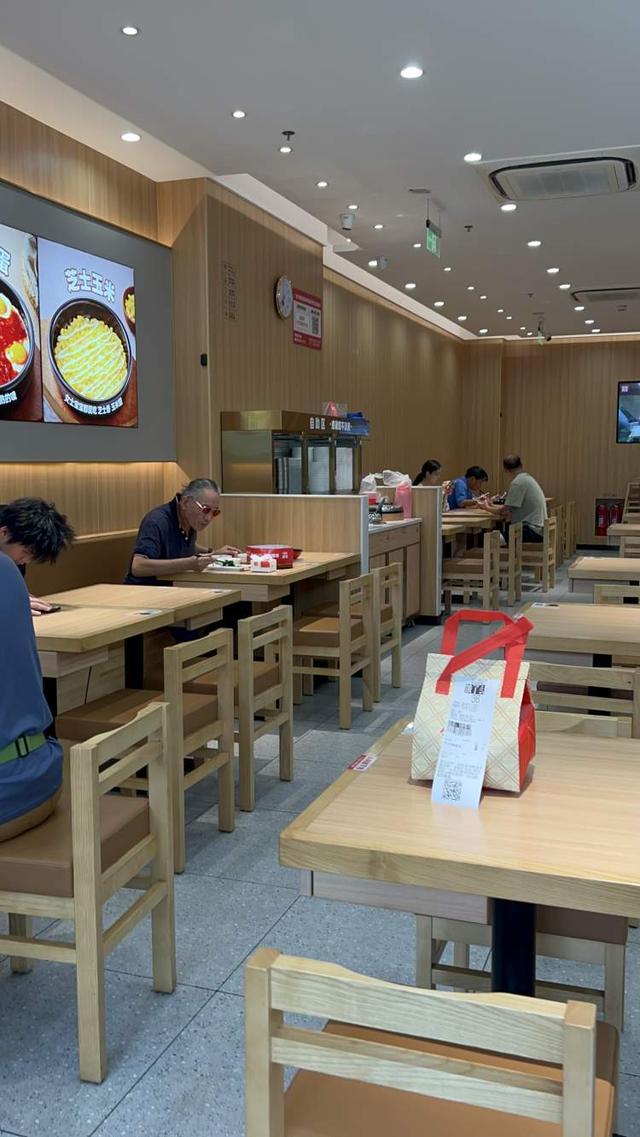 想要堂食却发现外卖便宜一半？他们抱着外卖餐盒店里吃！商家“欲哭无泪”，有的干脆下禁令