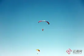 云南巧家县：首届蒙姑滑翔伞全国邀请赛开赛图片