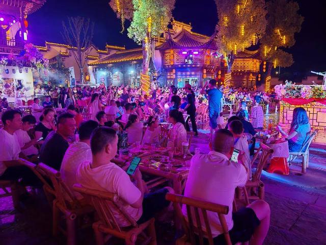 云梦：“狂人夏浪季”万人夜游祥云湾