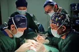 武大中南医院医生为出生5天的宝宝切除高危血管瘤图片
