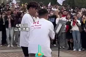 赵雷2024“没有信号”巡演，在济南奥体中心开唱前，歌迷在场外开起“演唱会”图片