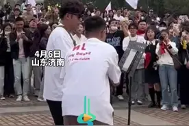 赵雷2024“没有信号”巡演，在济南奥体中心开唱前，歌迷在场外开起“演唱会”图片