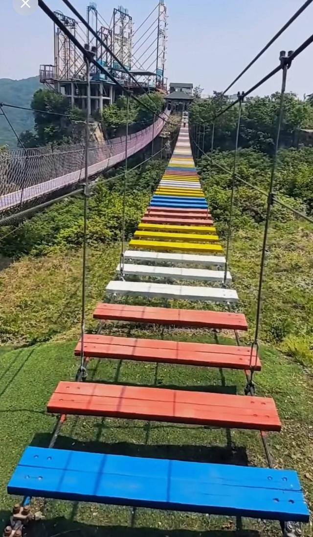 辽宁一景区大峡谷“高空漫步”项目被调侃“过于安全” 景区：实际是很高的