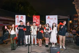 高校学子同唱《我和我的祖国》，“可视电台”国庆专场成“红色海洋”图片