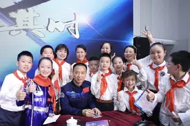 做有志向有梦想的接班人！航天员费俊龙回江苏分享“二叩苍穹”的故事图片