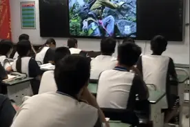 复旦大学推荐，还走进了中学课堂！王一博治愈综艺火了，网友：人生有无限个第一次图片