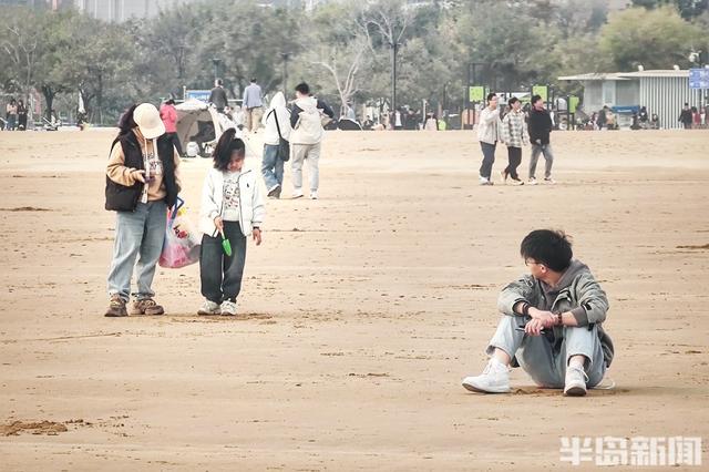 海滨雾朦胧，游客兴致浓