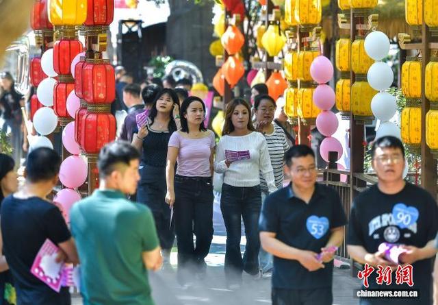 乌鲁木齐：近400名青年男女参加七夕单身派对