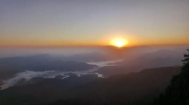 【直播倒计时1天】低至1元畅玩冬日瓦屋山，赏日出云海奇景！就在瓦屋山景区抖音直播间，明早8点准时开抢！