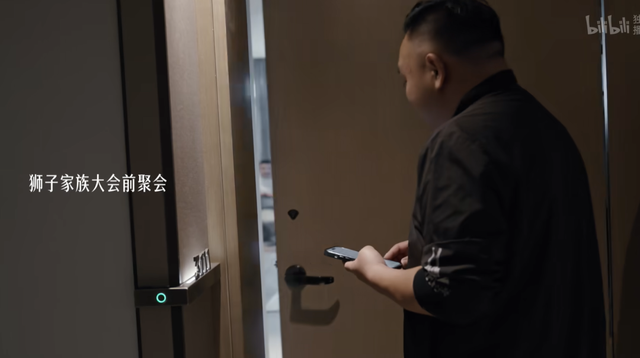 “吃海底捞发现门店挂着狮子和海蛇族徽”，「传销式家族制」才是这个火锅帝国最大的商业机密？