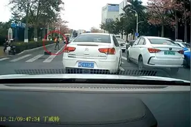 厦门街头，众人一拥而上！监控记录这暖心一幕！图片