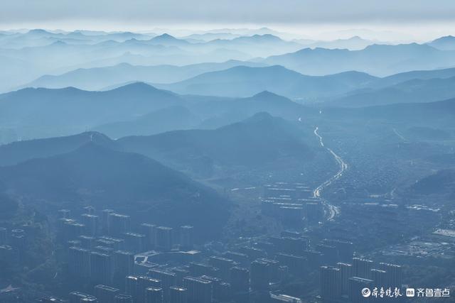 远瞰南部山区，连绵起伏