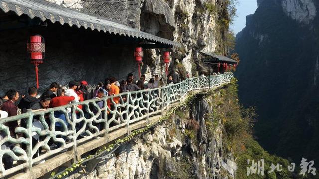 300余自驾游爱好者走进“中国最美水域”屏山