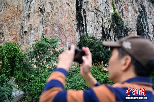 广西宁明：游人乘船争睹花山岩画