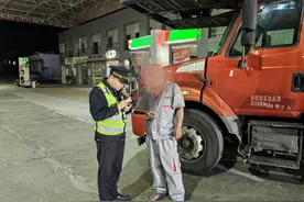 大车超限冲关 执法：果断出击图片