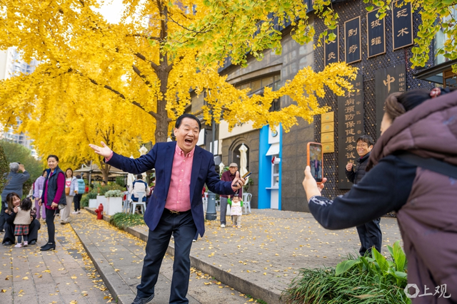 一起去“踩秋”——“落叶不扫”带来独特秋日浪漫