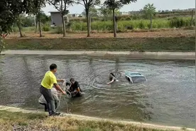 荆州一对母子驾车冲入河中！危急时刻……图片