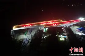 河荔高速跨黔桂铁路大桥顺利转体 为如期通车奠定基础图片