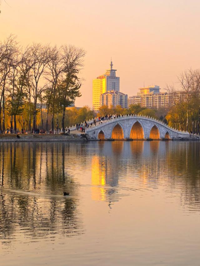 北京玉渊潭公园，也有“金光穿洞”！