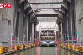 揭秘鄂产大国重器③｜“超级电梯”托举  “巨无霸”轻松翻越三峡大坝图片