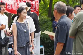 千佛山相亲会收官日，出色的小伙姑娘备受亲友团关注图片