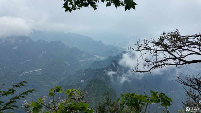 湖南张家界：天门吐雾 峰林叠翠