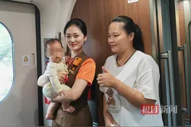 女子独自带着宝宝乘高铁，遇到诸多不便，幸好列车员一路相助图片