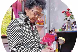 八年如一日照顾患病家人图片