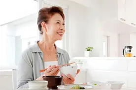 杭州阿姨吃糯叽叽食物噎着了！医生：老年人进食有讲究图片