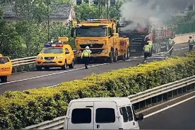 高速上大拖车变身“消防车”，火速灭火图片