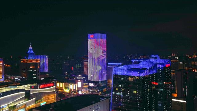 东风夜放花千树，杨浦处处流光舞