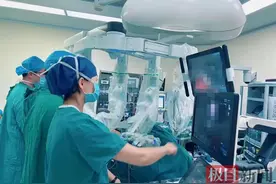 1月龄婴儿肾脏积水，达芬奇机器人帮他完成手术图片