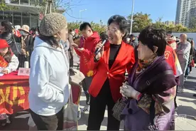 青岛市北区举行“单身老人节”大型中老年人公益相亲会图片