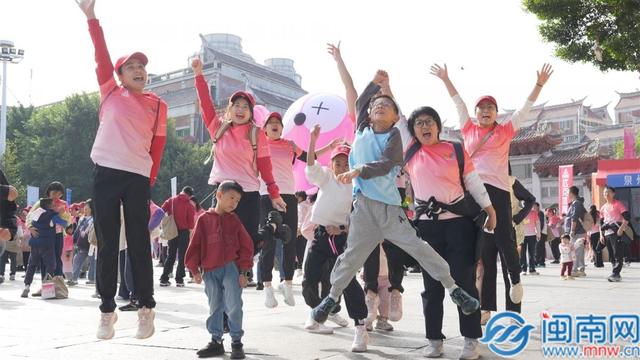 与古城同行 与民心共步 泉州农商银行助力古城徒步穿越活动