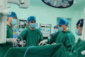 这家医院成功实施腹腔镜下肝右后叶下段切除术图片