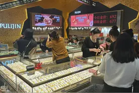黄金火爆依旧！情人节实探深圳水贝市场：饰金克价逼近700元，成交量增四成图片