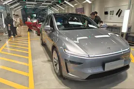 特斯拉Model Y焕新版到店，上市当天有门店订单上百台，旧款仍受欢迎图片