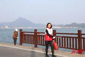 为爱弯腰，一起捡跑！桃江政协委员“小洱海”捡跑美化环境图片