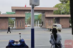 安徽舒城市民对县政府大院“随便进”习以为常，县政府办回应：停车位偶尔紧张，正在扩容图片