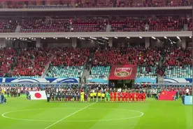 全体起立奏国歌，一看是日本国歌所有人都坐下了😅视频封面